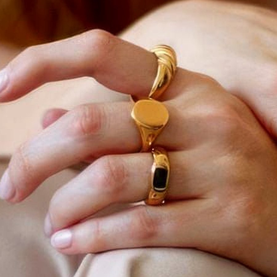 Warda Signet Ring — 18K gold, 5.2g
